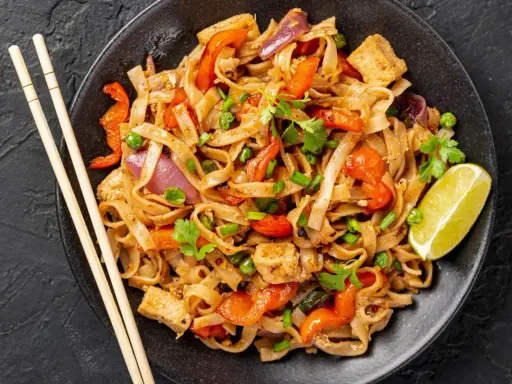Pad Thai z kurczakiem: przepis na sukces! Uniknij błędów, smakuj Tajlandię