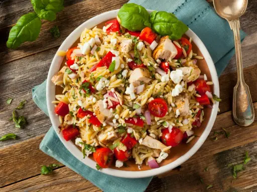 Sałatka z makaronem orzo: Sekrety idealnego smaku i przepisy