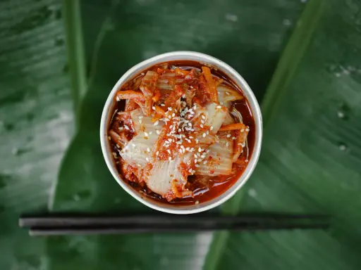 Kimchi: Jaki ma smak? Przewodnik dla początkujących smakoszy