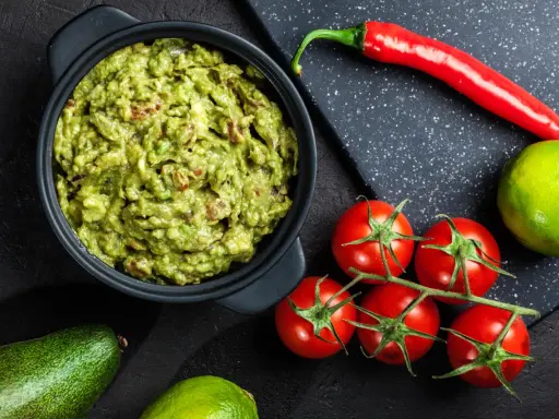Guacamole: Przepis krok po kroku. Jak zrobić, by nie ciemniało?