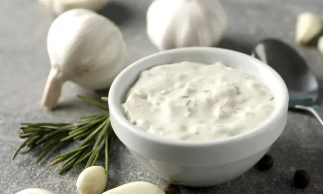 Sos czosnkowy z majonezem: Zrób go w 5 min! Lepszy niż ze sklepu