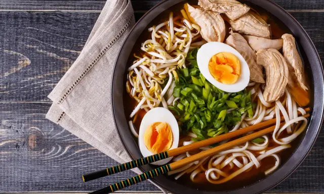 Ramen: Jaka to kuchnia? Japońska ikona, chińskie korzenie i mity