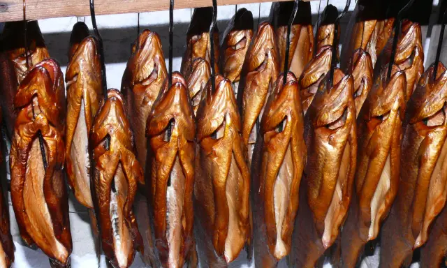 Jak długo wędzić pstrąga? Perfekcyjny smak krok po kroku