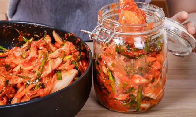 Kimchi w misce i słoiku, gotowe do przechowywania.