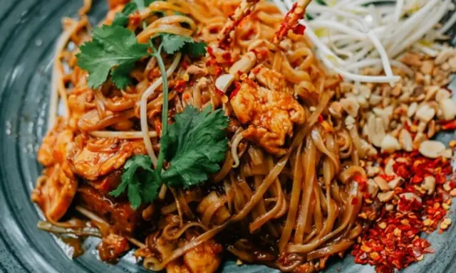 Pad Thai: Co to jest? Odkryj smak i historię Tajlandii!