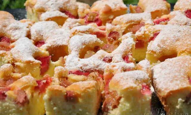 Szybkie ciasto z rabarbarem, posypane cukrem pudrem, wygląda apetycznie. Idealne na letnie popołudnie.