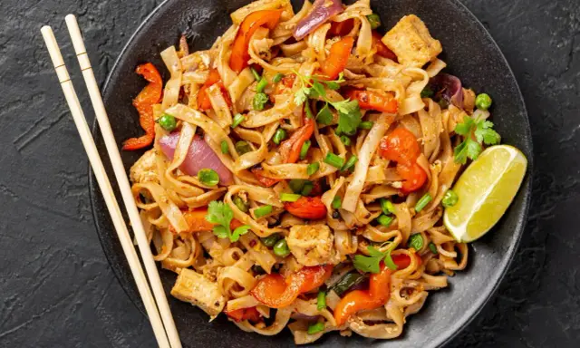 Pad Thai z kurczakiem: przepis na sukces! Uniknij błędów, smakuj Tajlandię