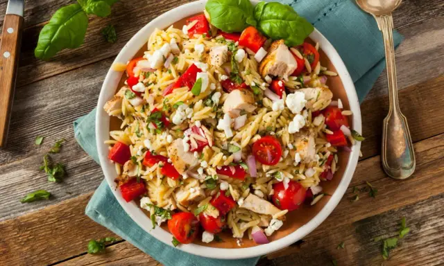 Sałatka z makaronem orzo: Sekrety idealnego smaku i przepisy