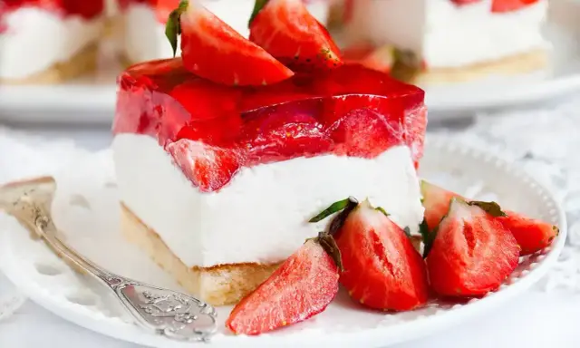 Pyszny biszkopt z truskawkami i mascarpone, oblany galaretką. Letni deser idealny na każdą okazję.