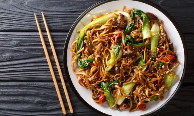 Pad Thai: Zdrowy wybór czy kaloryczna pułapka? Sprawdź!