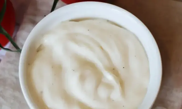 Perfekcyjny sos śmietanowy z mąką: sekret bez grudek!
