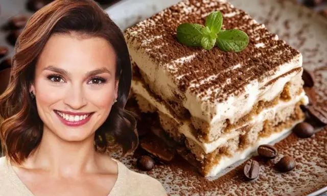 Uśmiechnięta kobieta obok pysznego tiramisu bez alkoholu, posypanego kakao i z listkiem mięty.