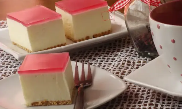 Pyszny sernik na zimno z sera z wiaderka i galaretek, idealny na letnie popołudnie.