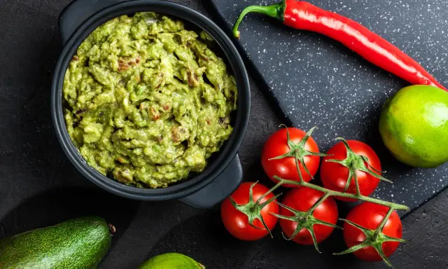 Guacamole: Przepis krok po kroku. Jak zrobić, by nie ciemniało?