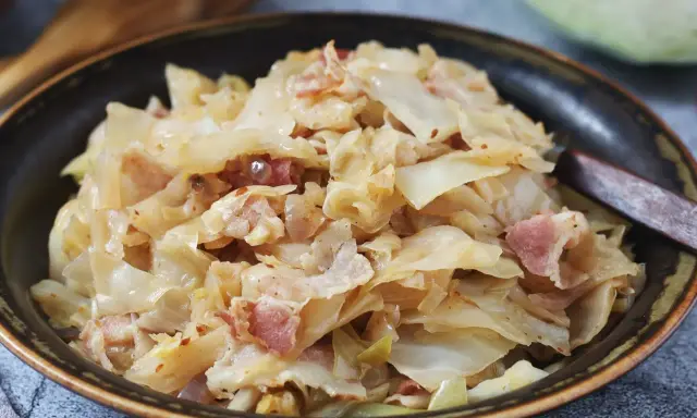 Kapusta zasmażana z boczkiem, idealna na obiad. Prosty przepis na to, jak zrobić kapustę zasmażaną, która zachwyci smakiem.