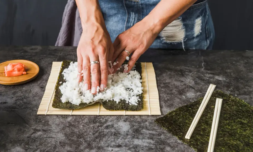 Idealny ryż do sushi: przepis krok po kroku. Nigdy więcej wpadek!