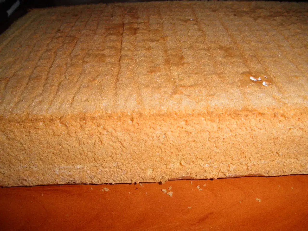 Puszysty biszkopt na dużą blachę z 6 jaj, idealny na tort lub ciasto.