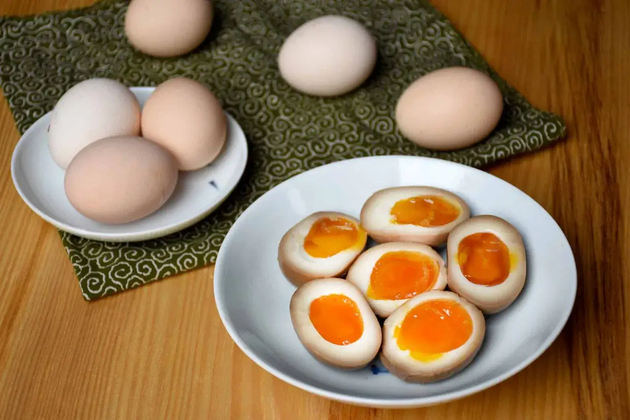 Ajitsuke Tamago w misce ramenu