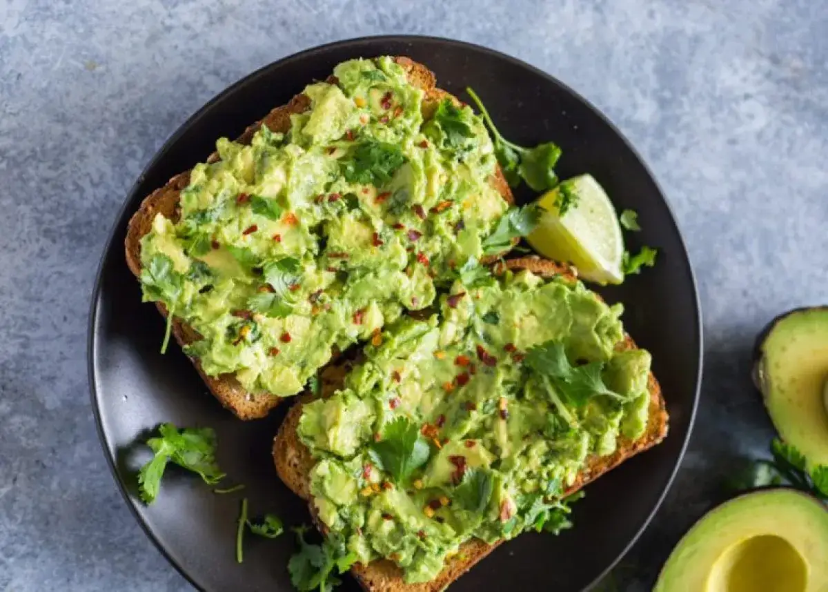 Meksykańskie tacos z guacamole i świeżymi dodatkami