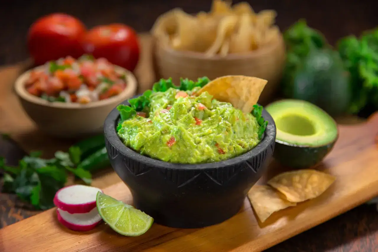 Guacamole z nachosami i warzywami