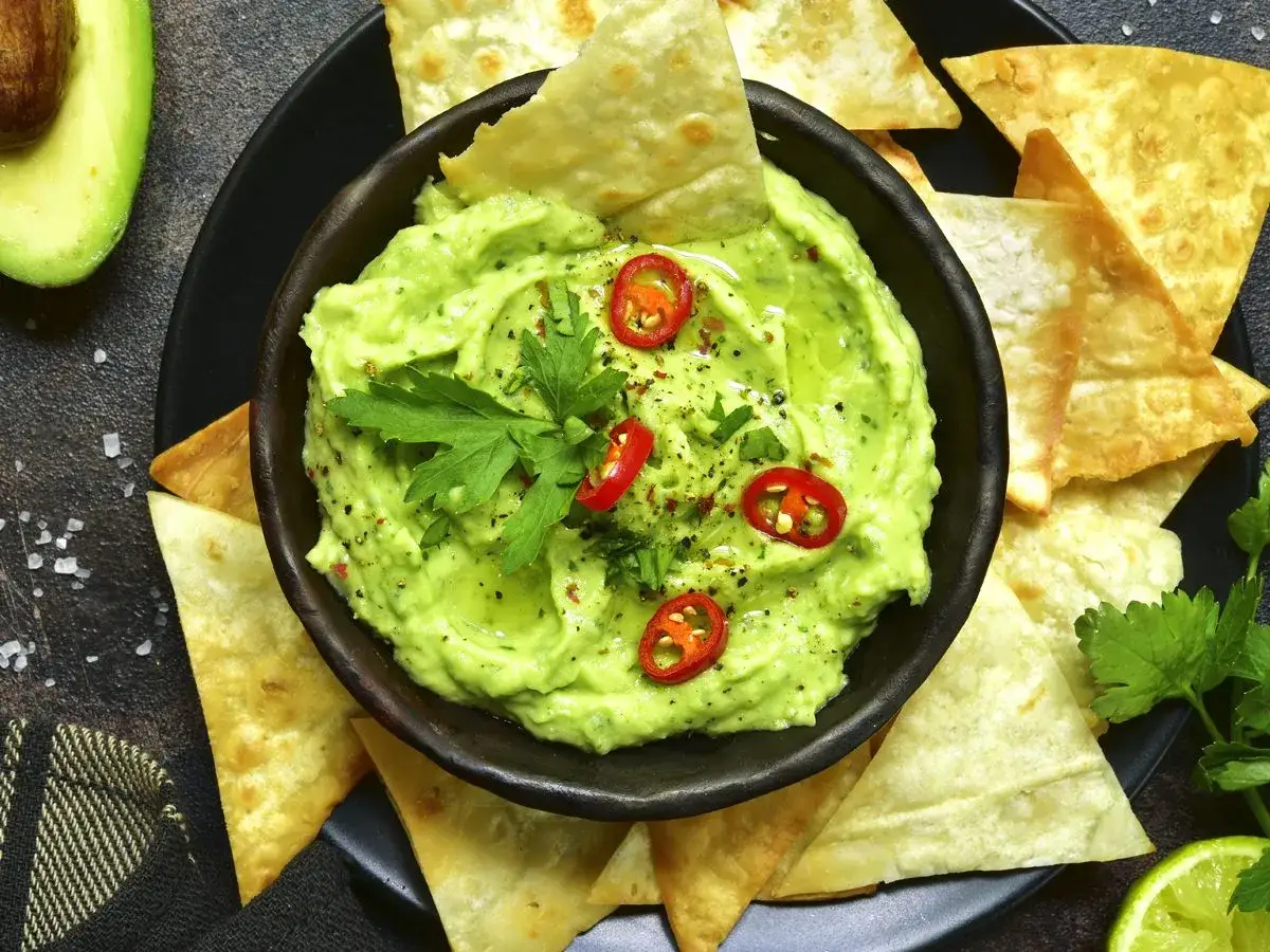 Guacamole z pomidorem na stole