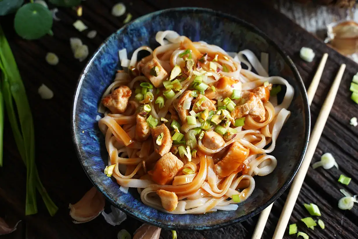 Przygotowanie makaronu ryżowego do Pad Thai