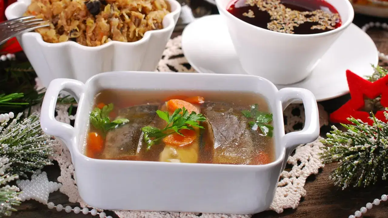 Świeży karp na desce do krojenia
