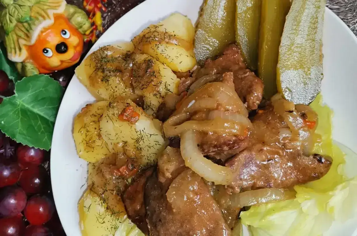 Miękka wątróbka wieprzowa duszona z cebulką, podana z ziemniakami i ogórkami kiszonymi. Sekret jak zrobić wątróbkę wieprzową żeby była miękka.