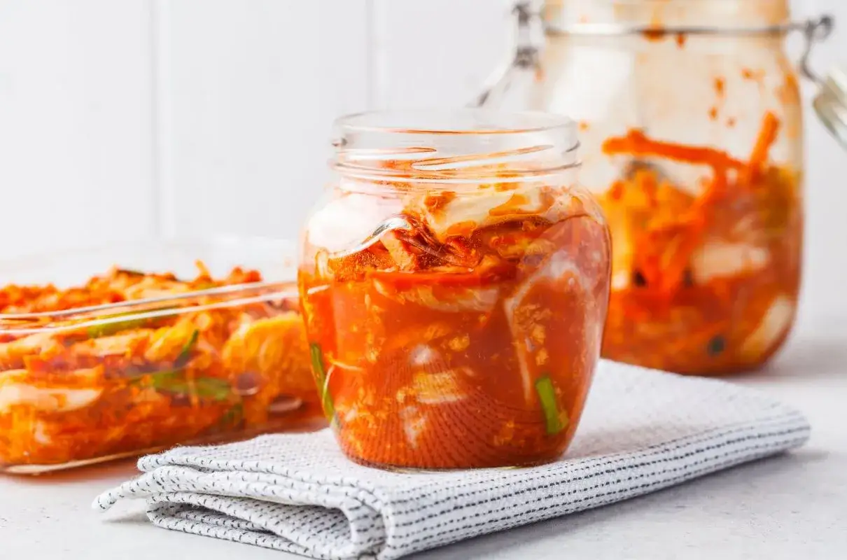 Kimchi na talerzu z pałeczkami