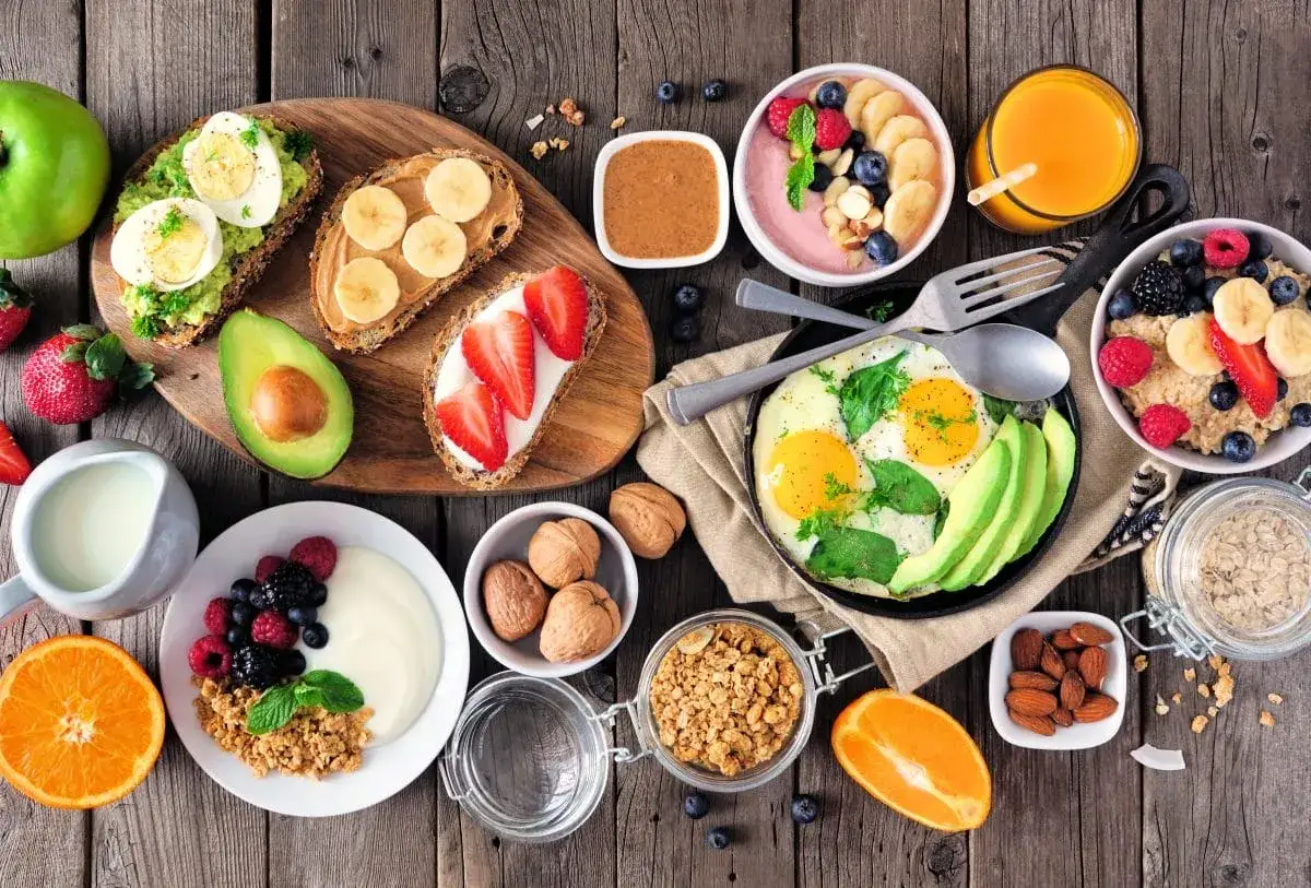Mnóstwo pysznych opcji na śniadanie: tosty z awokado i jajkiem, owsianka z owocami, smoothie bowl, jajecznica, jogurt z jagodami. Inspiracja na 100 pomysłów na śniadanie.