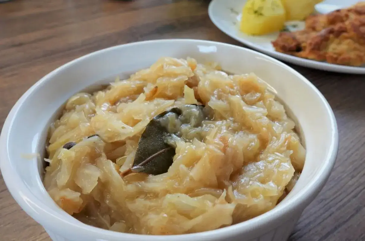 Pyszna kapusta zasmażana, idealna do obiadu. Dowiedz się, jak zrobić kapustę zasmażaną krok po kroku.