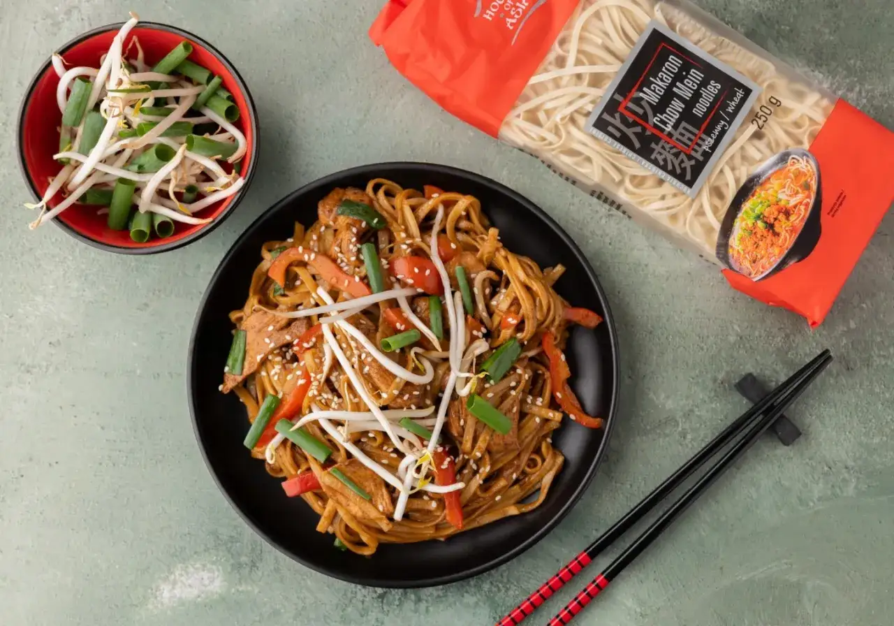 Makaron chow mein w daniu stir-fry