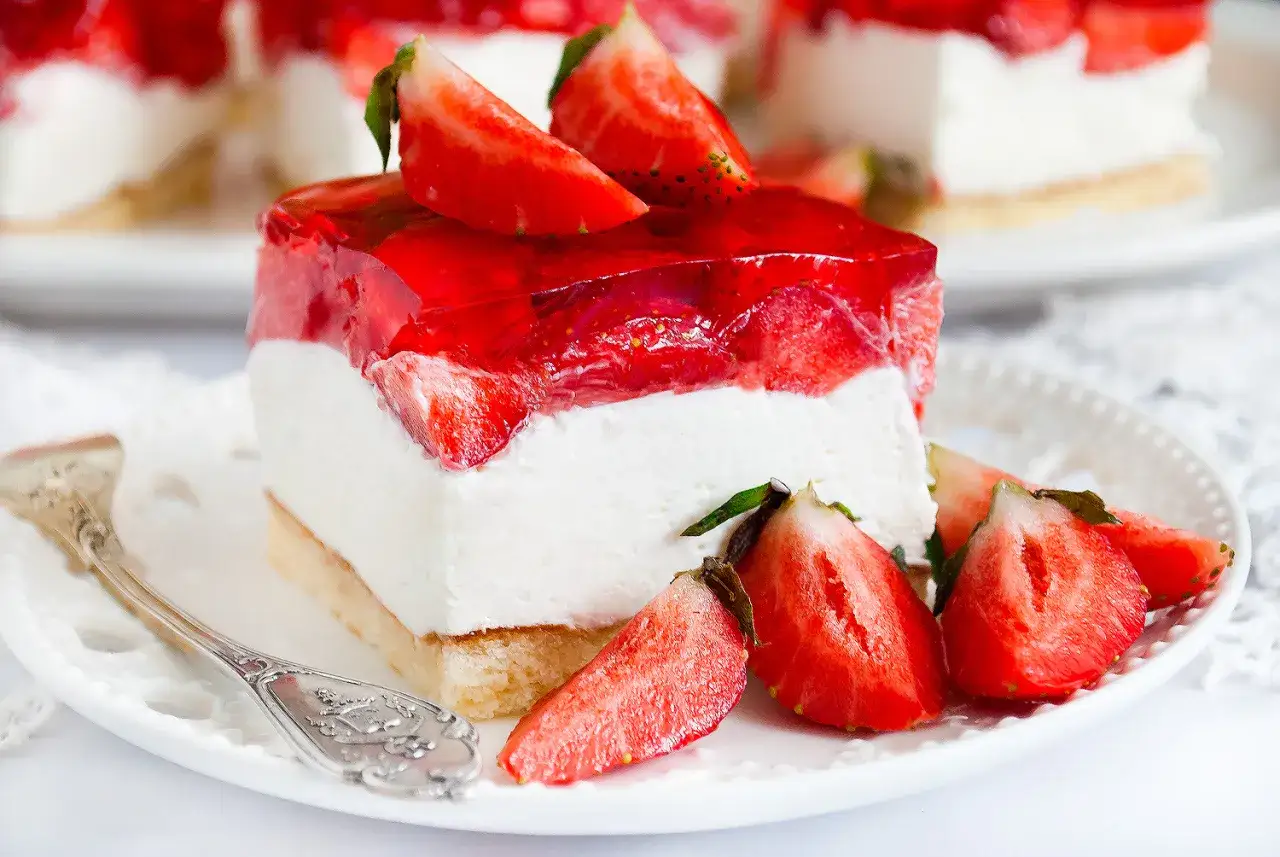 Pyszny biszkopt z truskawkami i mascarpone, oblany galaretką. Idealny deser na lato.