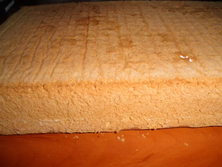 Puszysty biszkopt na dużą blachę z 6 jaj, idealny na tort lub ciasto.