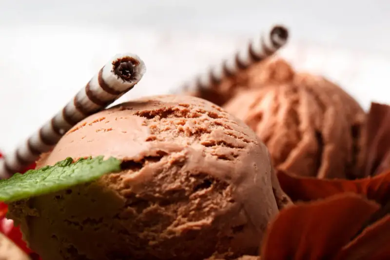 Czekoladowe, najprostsze lody domowe z wafelkami i miętą.